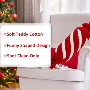 Detailansicht eines rot-weißen Bonbon-Plüschkissens aus weichem Teddy-Stoff auf einem Sofa