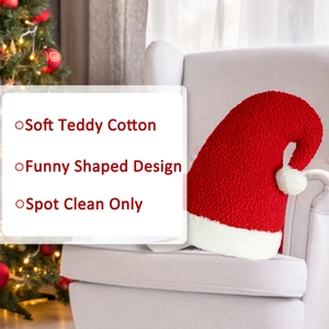 Détail du coussin bonnet de Noël rouge en coton pelucheux avec pompon blanc doux