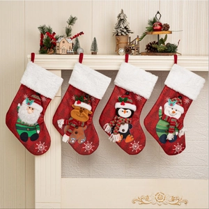 4er-Set Weihnachtsstrümpfe mit Weihnachtsmann, Rentier, Pinguin und Schneemann am Kamin