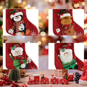 Detail der Weihnachtssocken mit 3D-Stickerei von Weihnachtsmann, Pinguin und Rentier