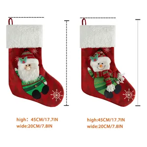 Rote Weihnachtssocken mit Weihnachtsmann und Schneemann sowie weißem Kunstfellbesatz
