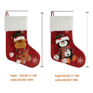 Detailansicht der 45 cm langen Weihnachtsstrümpfe mit Elch- und Pinguin-Plüschmotiven