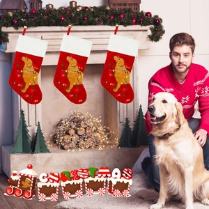 Dettaglio delle calze di Natale rosse con ricamo Golden Retriever e motivi luminosi