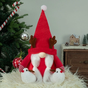 Détail d'un gnome de Noël rouge avec des bois de renne et des petits moutons en peluche