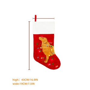 Calza natalizia rossa con Golden Retriever e indicazioni delle misure del prodotto