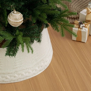 Detailansicht der weißen gestrickten Christbaummanschette mit weicher Zopfflechtstruktur