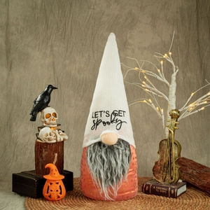 Vue détaillée d'un nain de Halloween avec corps à paillettes orange et bonnet tricoté effrayant