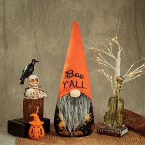 Détail d'un gnome d'Halloween avec broderie Boo Y'ALL sur chapeau orange et motif chauve-souris