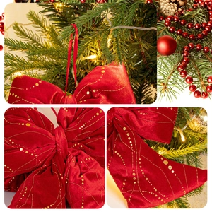 Dettaglio del fiocco di Natale in velluto rosso con motivi dorati e nastro appeso