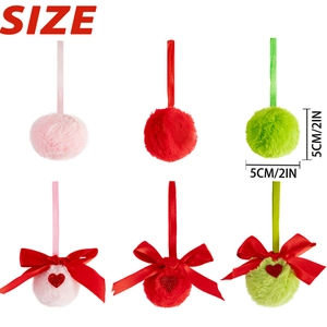Ornements de boules de Noël en peluche avec coeurs à paillettes rouges et rubans colorés