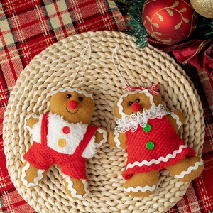 Set di due decorazioni natalizie in peluche a forma di pan di zenzero con vestiti rossi