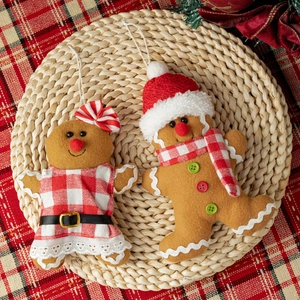 Dettaglio di omini di pan di zenzero in peluche con sciarpe e fiocchi natalizi festivi