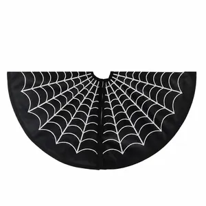 Détail du motif de toile d'araignée blanche de 122cm 48 pouces sur jupe de sapin noire
