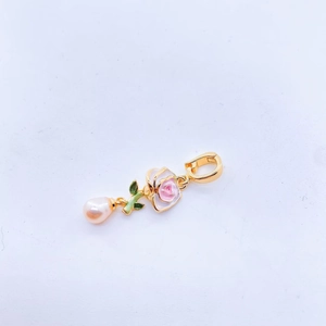 Pendentif rose en émail fait main avec perle naturelle et fermoir doré élégant