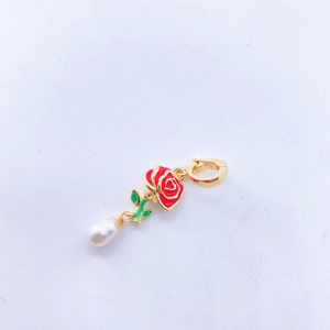 Pendentif rose rouge fait main avec émail, plaqué or et goutte de perle blanche