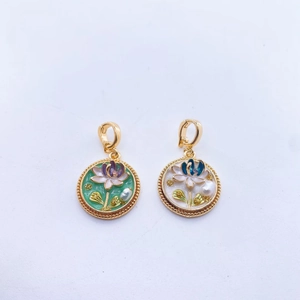 Détail de pendentifs fleurs en émail rond vert et blanc avec bords en métal doré