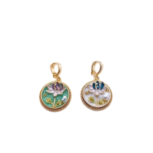 Pendentifs lotus en émail faits main avec perles naturelles sur montures dorées