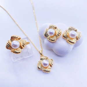 Elegante set di gioielli placcati oro con perle bianche e texture vintage a conchiglia