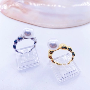 Adjustable twisted rope rings with large pearls in gold and silver finishes