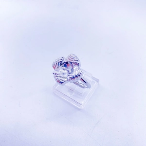 Dettaglio macro della montatura per anello a petalo argento per gioielli fai da te