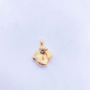 Dettaglio di un ciondolo fai-da-te placcato in oro con design intrecciato a mano
