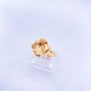 Macro di anello a fiore placcato oro con trama radiale e fascia aperta regolabile