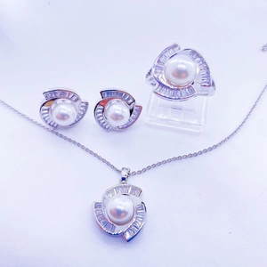 Set gioielli con perle e zirconi baguette inclusi collana anello e orecchini