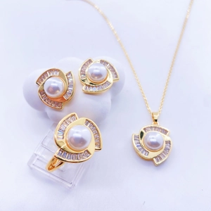 Elegante set di gioielli placcati in oro con perle bianche e spirale in zirconi cubici