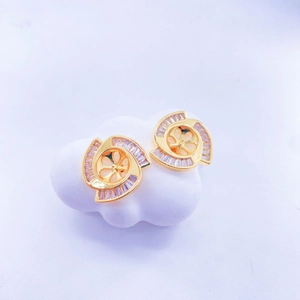 Orecchini a fiore a spirale dorati con zirconi incastonati su base a nuvola bianca