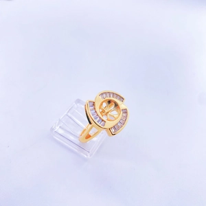 Dettaglio macro dell'anello a fiore placcato oro con zirconi su espositore