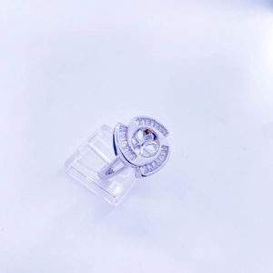 Dettaglio della montatura per anello a forma di fiore in rame argentato con zircone