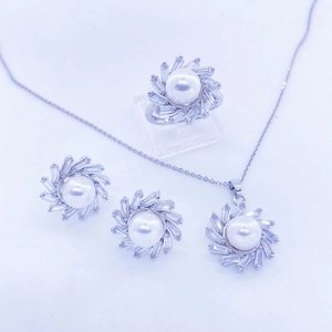 Conjunto de joyas de lujo bañadas en oro con perlas y circonitas estilo rayos de sol