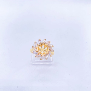 Detalle macro de base de anillo de flor bañada en oro con circonitas talla baguette