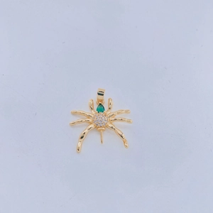 Detalle del colgante de araña con gema verde y pavé de circonitas blancas en oro