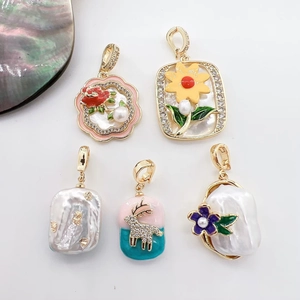 Ciondolo in Perla Artificial Barocca con Fiore Smaltato Pittura a Olio per Donna Conchiglia Naturale Zirconia Alce Accessorio Fai-da-te Solo Ciondolo (Senza Catena)
