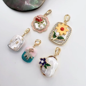 Ciondoli con perle barocche e smalto dipinto a mano in stile vintage francese raffinato
