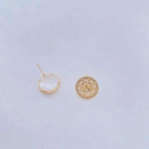 Nahaufnahme goldener Vintage-Ohrringe mit elegantem Naturmuschel-Inlay