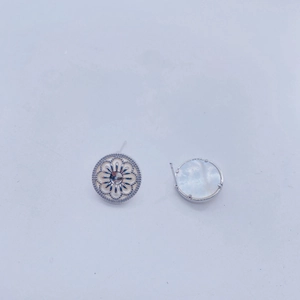 Detailansicht der hohlen Blumensilberohrringe mit natürlicher Perlmutteinlage