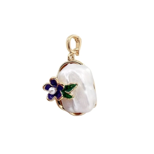 Ciondolo con perla barocca, fiore in smalto viola fatto a mano e chiusura dorata