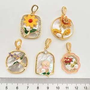 Ciondolo a Forma di Fiore in Rame Placcato Oro Solo (Senza Catena) Con Madreperla Smalto Rosa Girasole Margherita Perla Artificial Zirconia Accessorio Gioielli