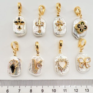 Handgefertigte Barockperlen-Anhänger mit vergoldeten Ösen in verschiedenen Designs