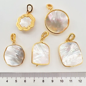 Pendenti in madreperla con montature in oro 18k e pittura floreale a smalto