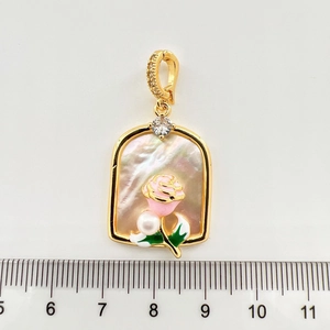 Ciondolo rosa smaltata con madreperla e perla bianca per collana fai da te dorata