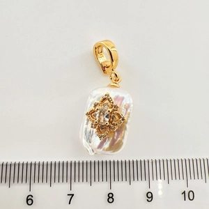 Detailansicht eines Barockperlenanhängers mit Goldblume und Zirkon, ca. 20 mm Größe
