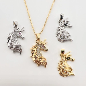 Pendentifs licorne exquis en or et argent sertis de pierres de zircone étincelantes