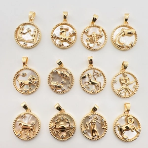 Set aus 12 goldenen Sternzeichen-Anhängern mit weißer Muschel und Kristallrand