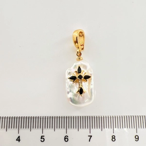 Detailansicht der Barockperle mit goldenem Kreuz und schwarzen Marquise-Steinen