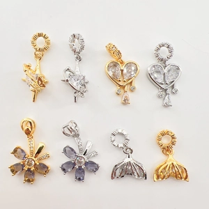 Pendentifs en zircone aux motifs d'étoile, cœur, fleur et queue de poisson en or et argent