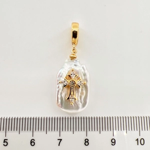 Barockperlenanhänger mit Goldkreuz und Kristallen auf einem Lineal zur Größendarstellung