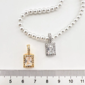 Luxurious rhinestone necklace with rectangular pendant and white pearls in silver finish